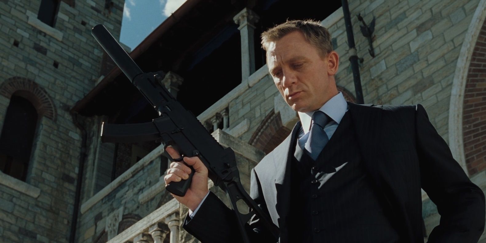 Bond holding MP5 in final Casino Royale scene