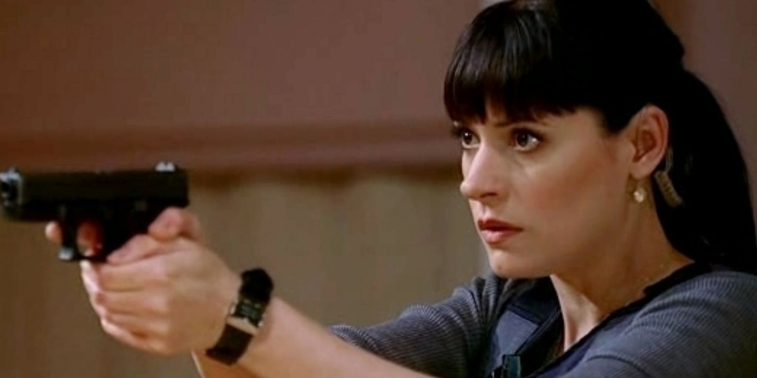 Emily Prentiss draws her weapon on Criminal Minds