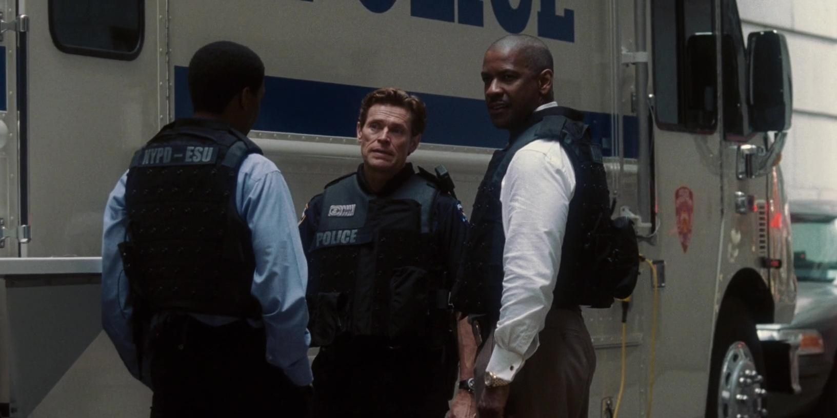 Denzel Washington talks to other police officers in Inside Man