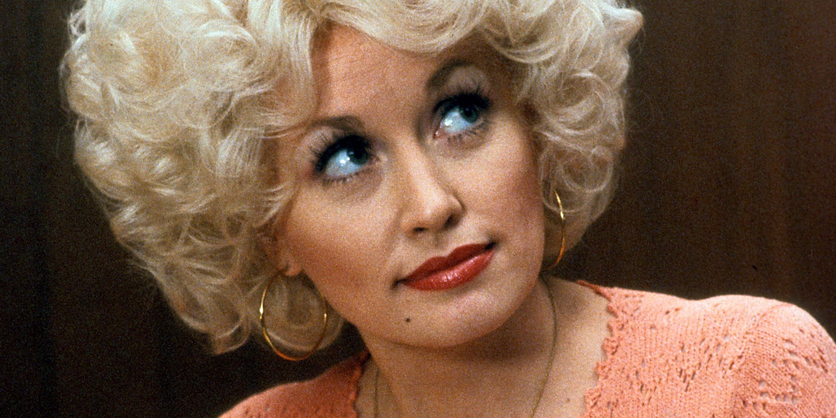 Dolly Parton in 9 to 5 looking up and off camera.