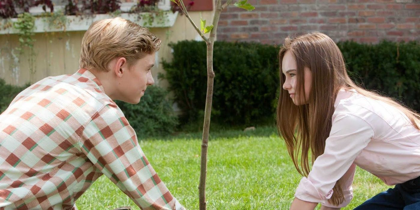 Bryce (Callan McAuliffe) e Juli (Madeline Carroll) plantando um sicômoro em Flipped.