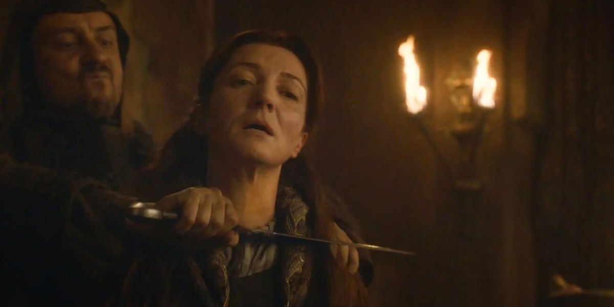 Garganta de Catelyn Stark sendo cortada por um Frey em Game of Thrones