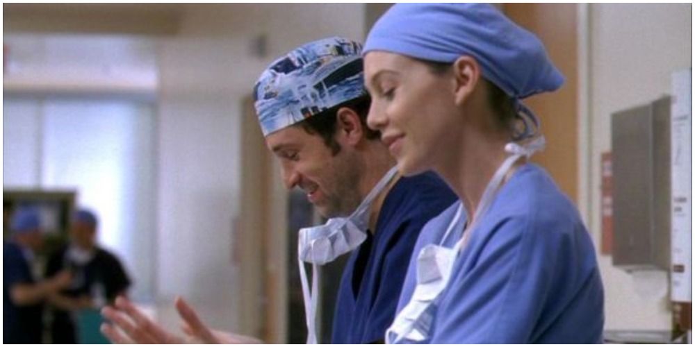 Derek e Meredith em suas roupas hospitalares em Grey's Anatomy