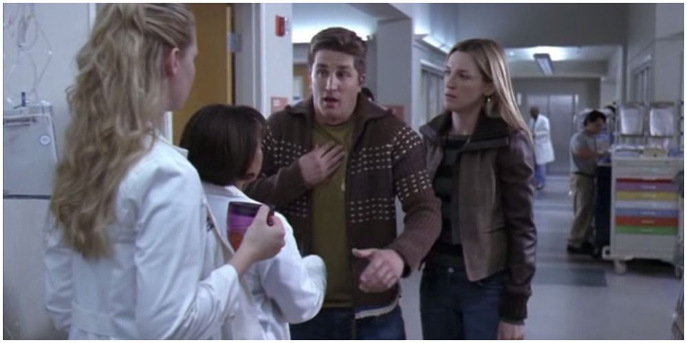 Duas pessoas em roupas normais conversando com Izzie e Bailey em Grey's Anatomy