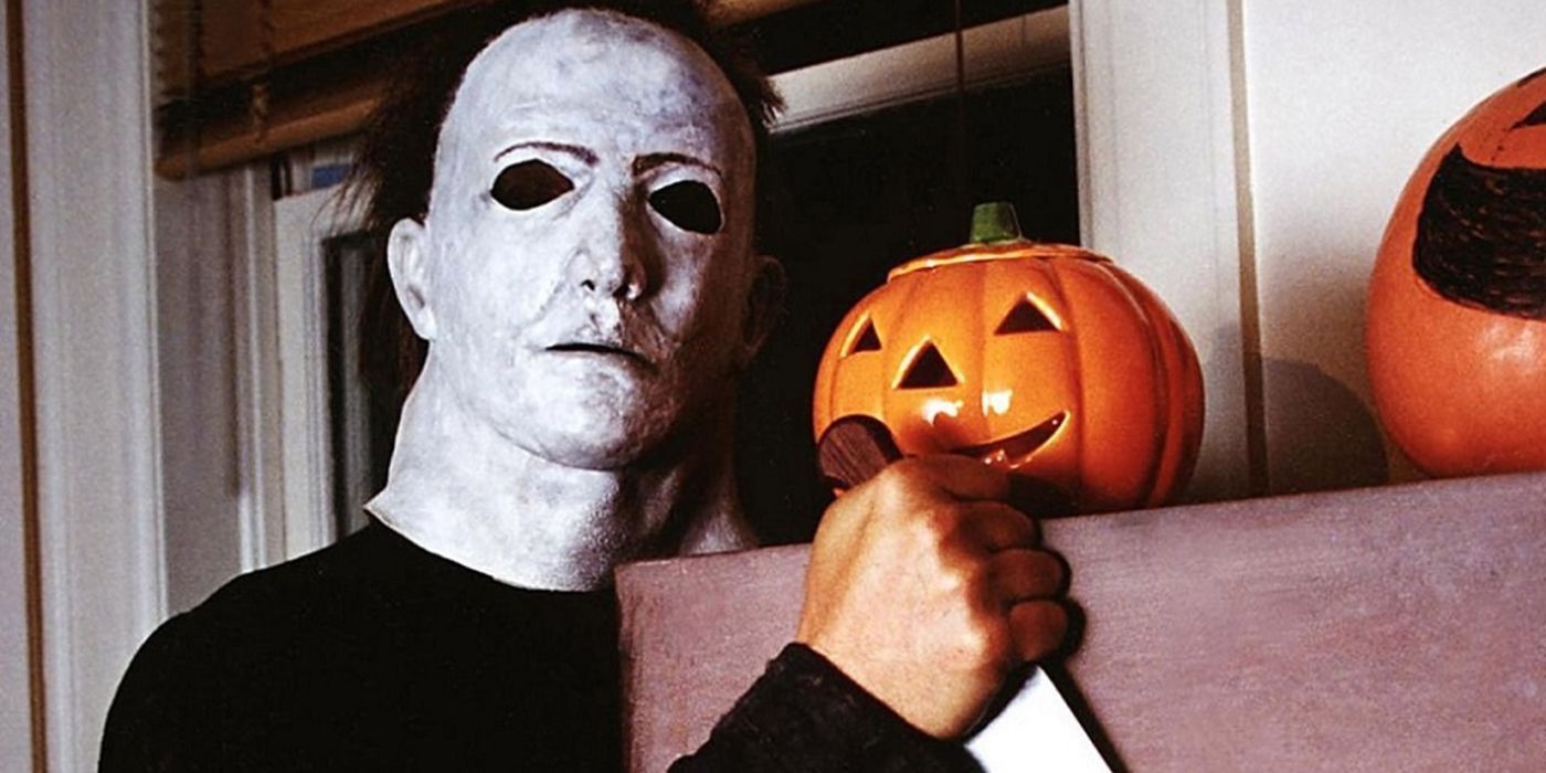 Michael Myers holding a knife in Halloween 5 The Revenge of Michael Myers. 