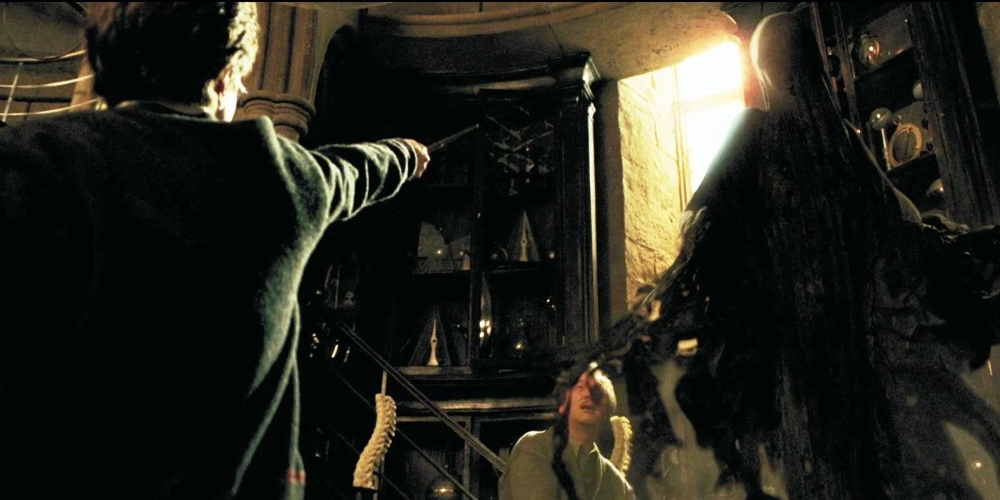 Harry Potter apontando sua varinha para um Dementador.