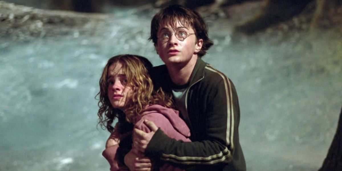Harry segura Hermione em Prisioneiro de Azkaban