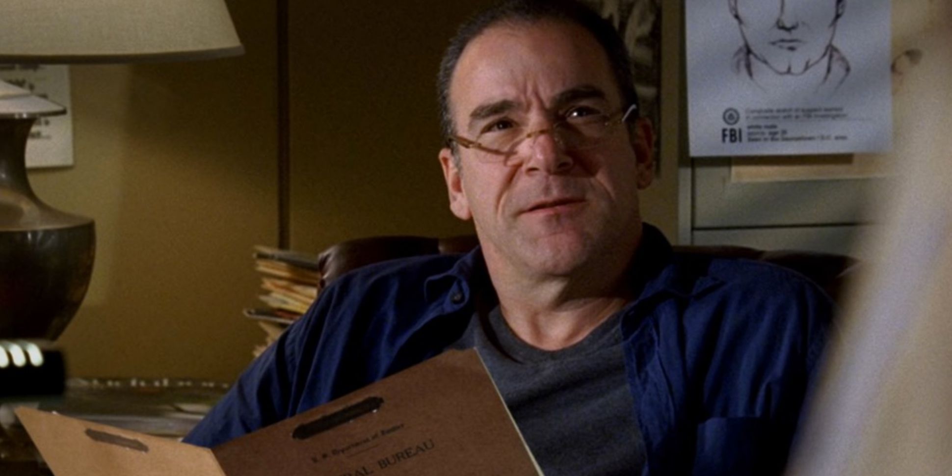 Jason Gideon se sienta en su oficina leyendo un expediente en Criminal Minds