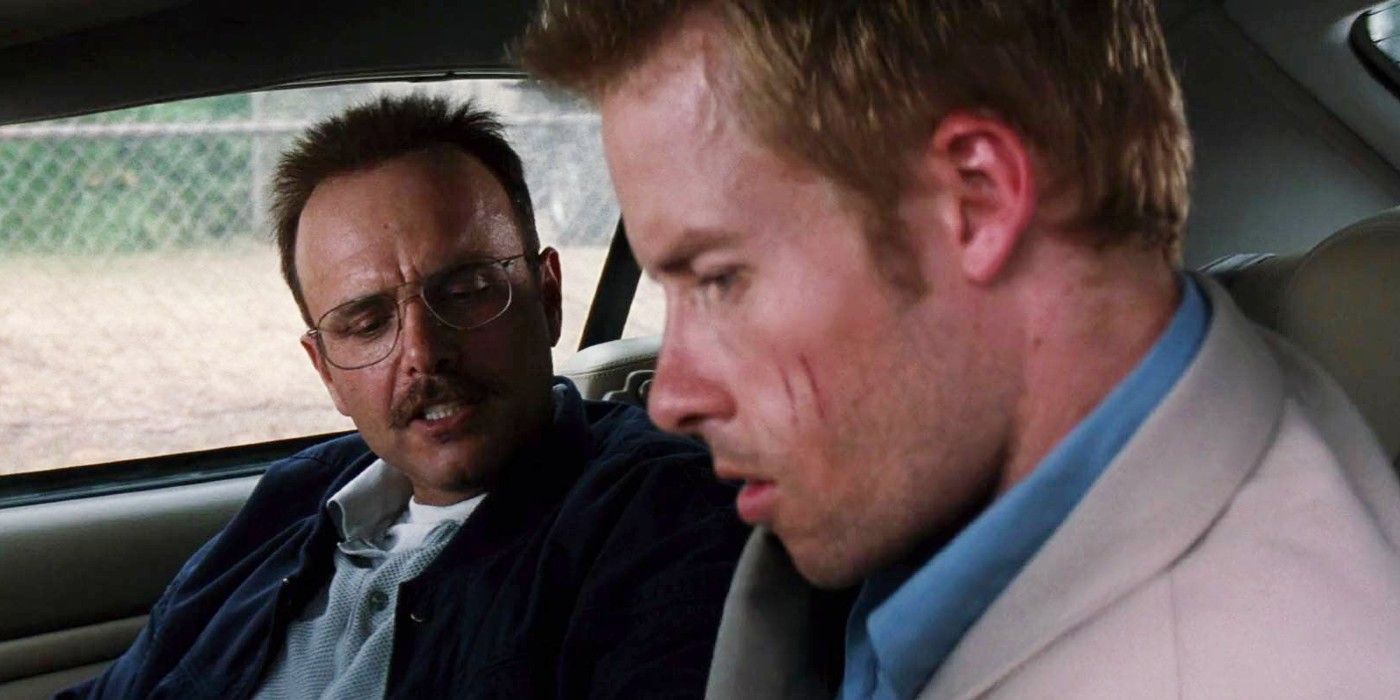 Joe Pantoliano as Teddy and Guy Pearce as Leonard talk inside a car in Memento.