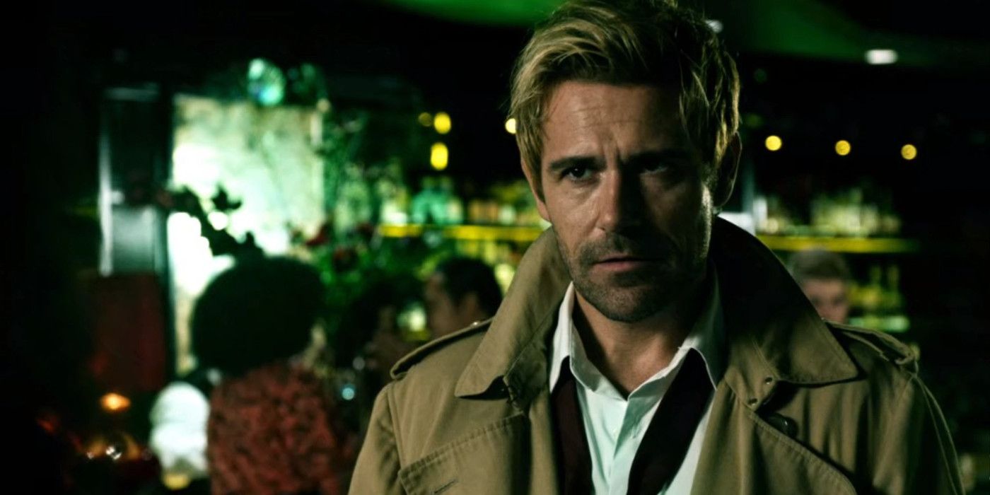 John Constantine in his trademark coat in a bar on Arrow Season 4