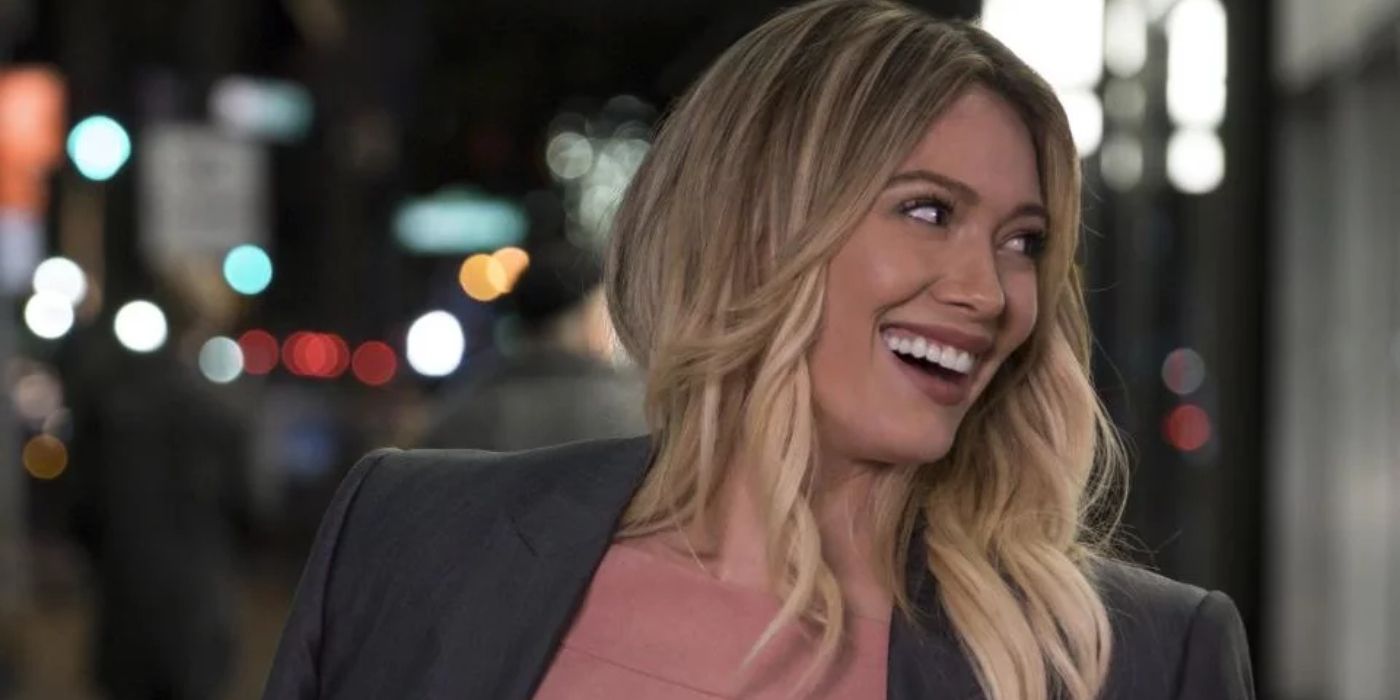 hilary duff as kelsey peters on younger tv show smiling