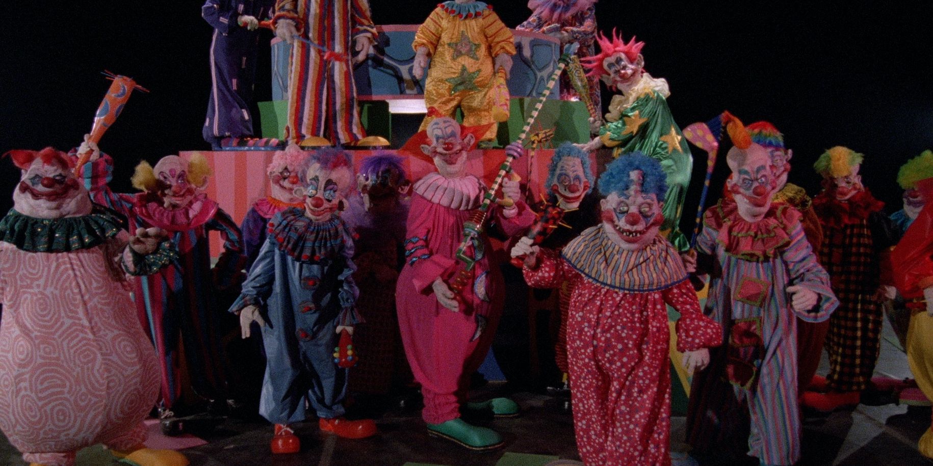O elenco de palhaços assassinos do filme Killer Klowns From Outer Space, de 1988.