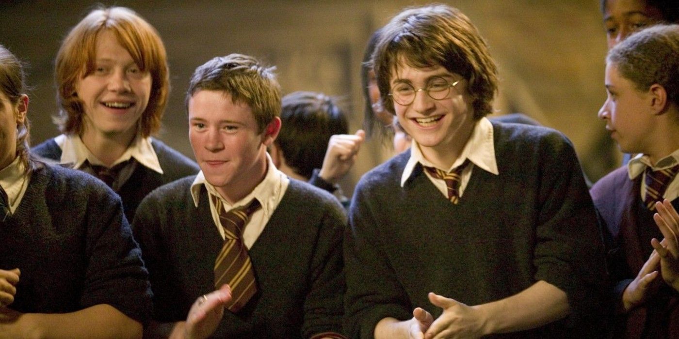 Harry, Ron, and other Grfyindors stand together in Harry Potter