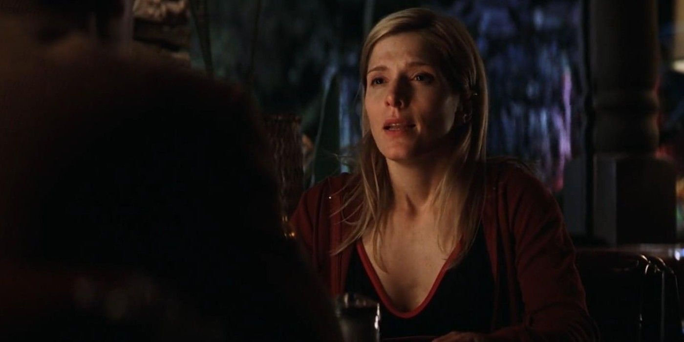 Claudia Gator (Melora Walters) parece chateada depois de chorar em um encontro com Jim em Magnólia