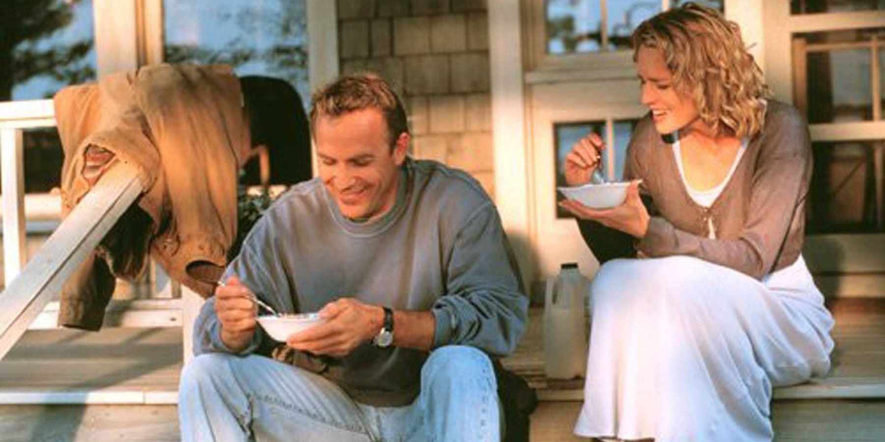 Kevin Costner eating on the steps with Robin Wright in Message In A Bottle