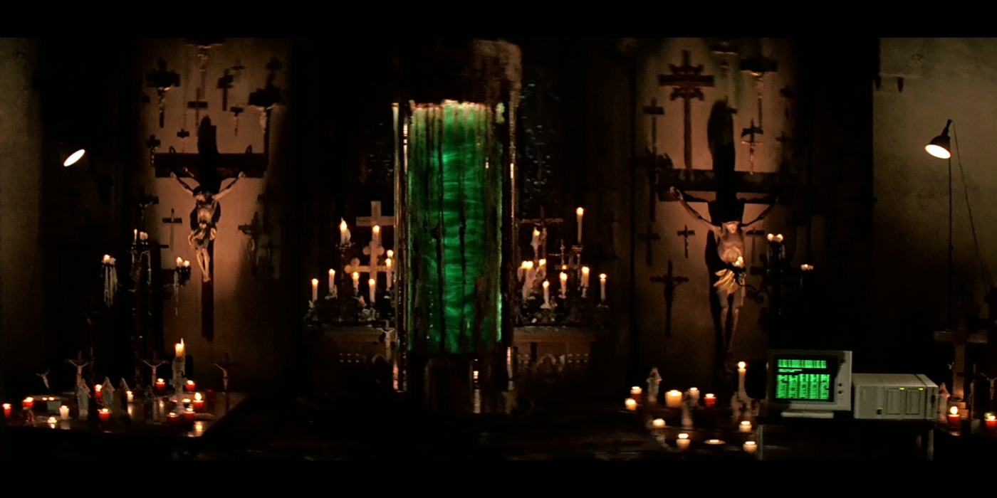 Uma sala escura cheia de velas e crucifixos em Prince of Darkness