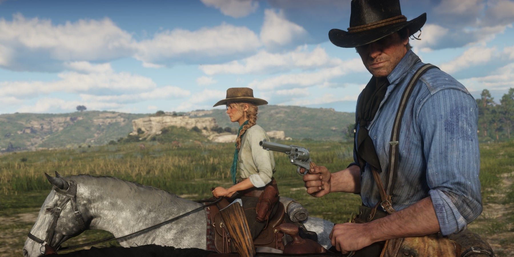 Arthur Morgan de Red Dead Redemption 2 a cavalo com Sadie, a cavalo atrás dele olhando para a frente.  ele está virado para o rosto da câmera protegido por seu chapéu