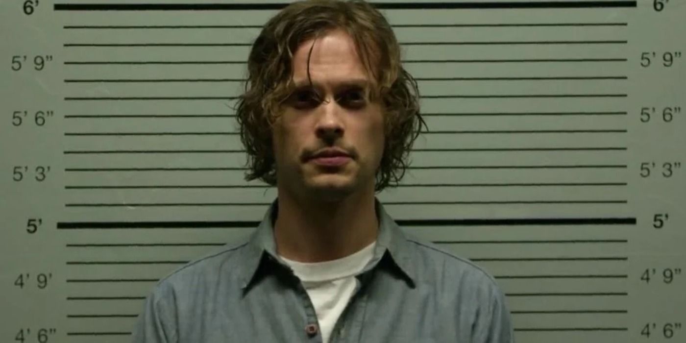 Reid recebendo uma foto em Criminal Minds.