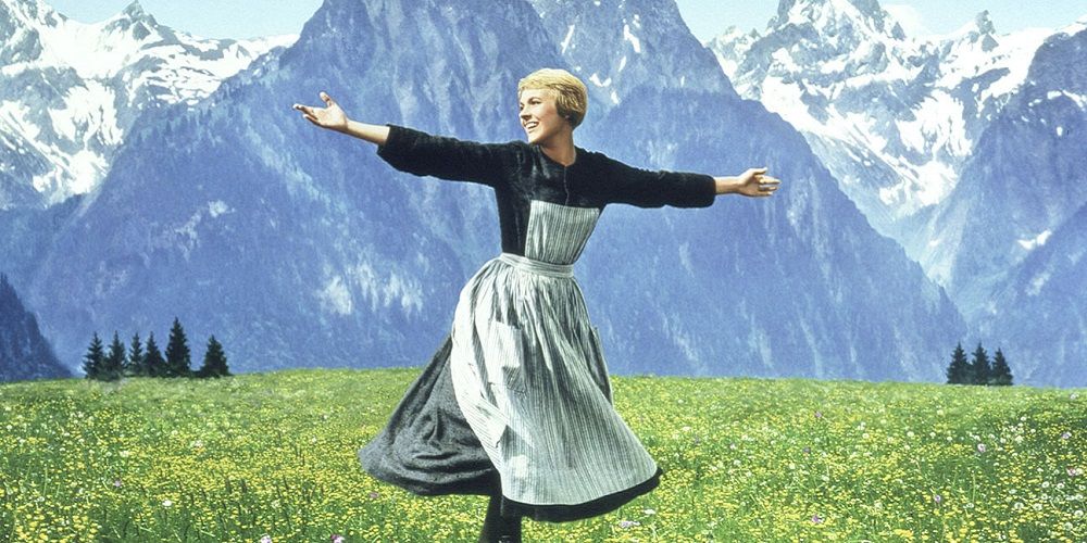   Maria von Trapp cantando e correndo nos Alpes Suíços em The Sound Of Music.