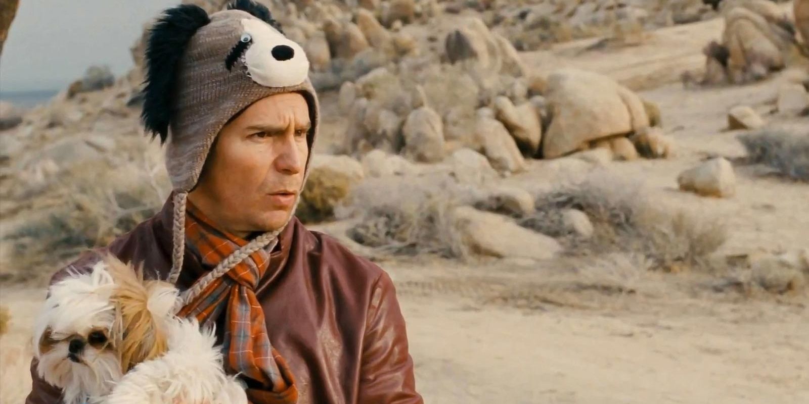 Sam Rockwell holding a dog in Seven Psychopaths