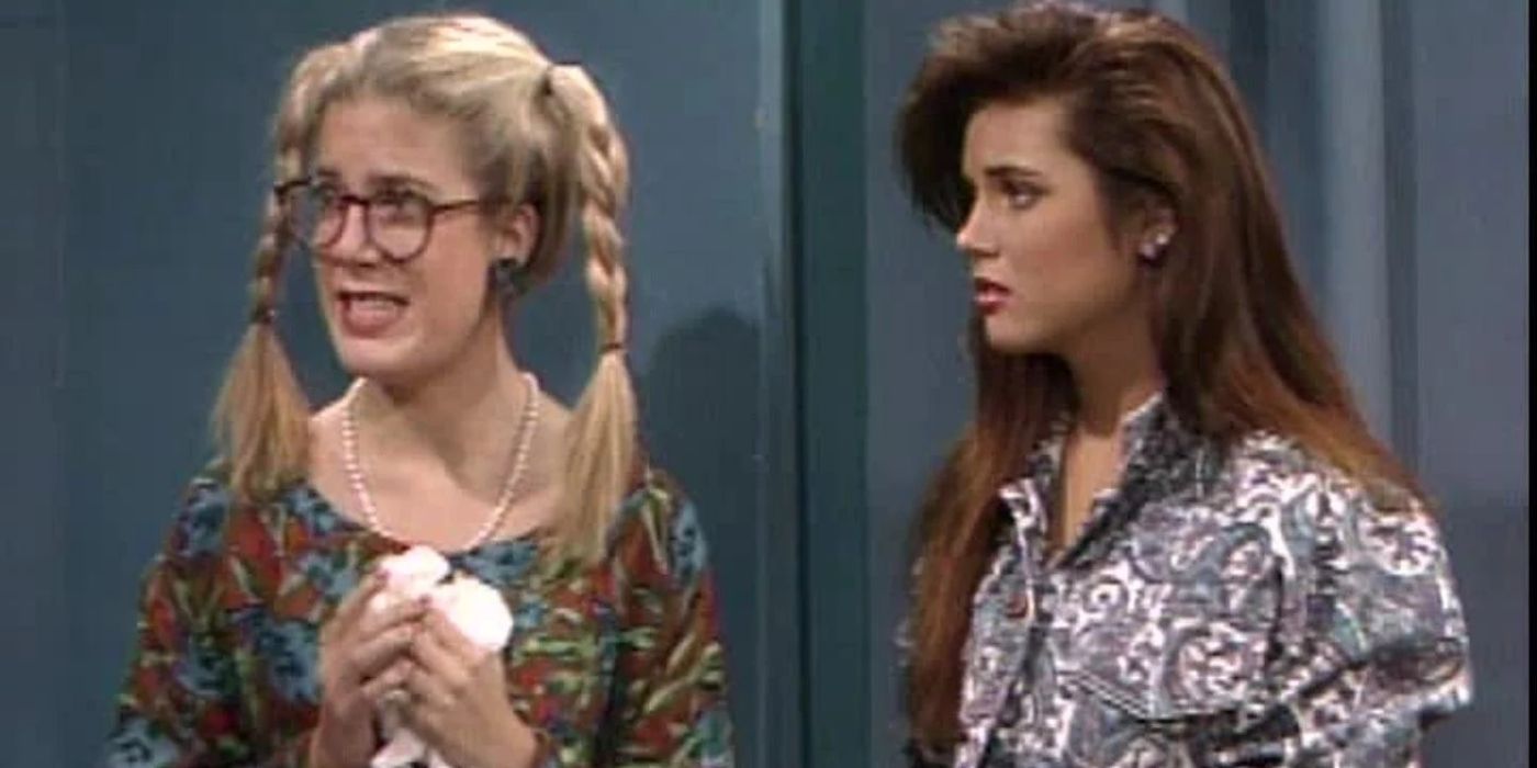 Violet standing with Kelly at school on Saved By The Bell
