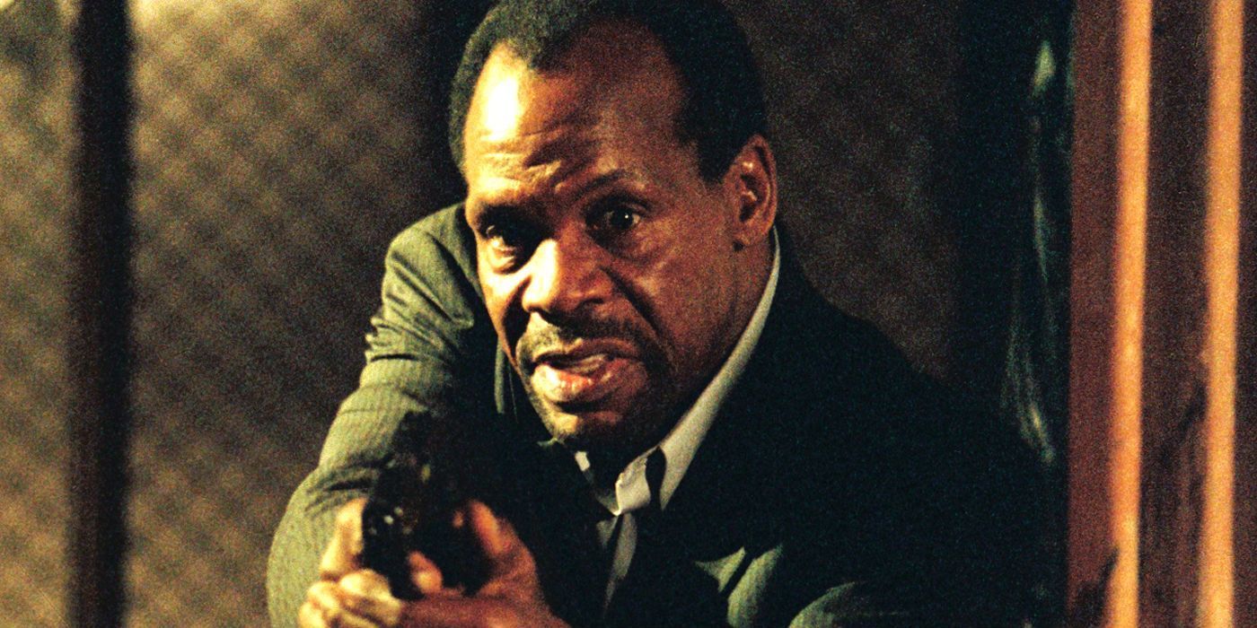 Danny Glover as Detective Tapp aiming a gun in Saw 2004