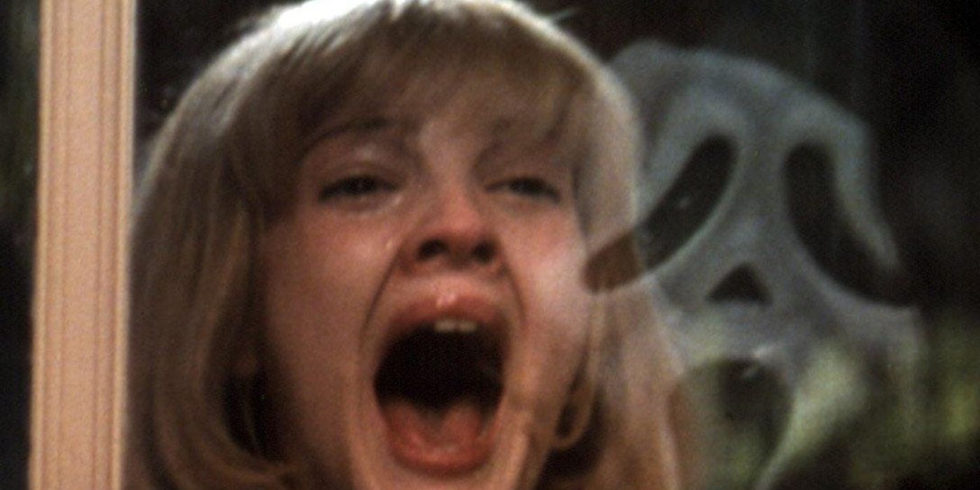 Drew Barrymore ve el reflejo de Ghostface en Scream de 1996