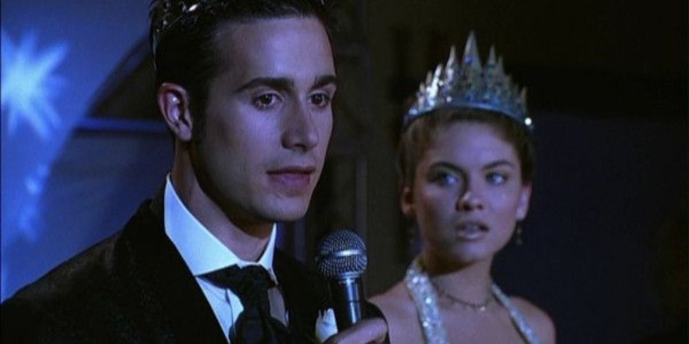 Zack and Taylor as prom king and queen in She's All That