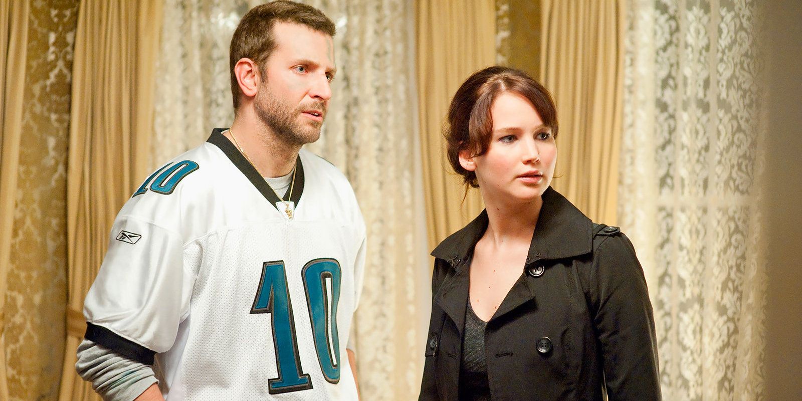 Bradley Cooper e Jennifer Lawrence parecem bravos em O Lado Bom da Vida
