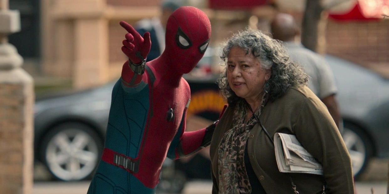 Spidey helps an old lady in Spider-Man Homecoming
