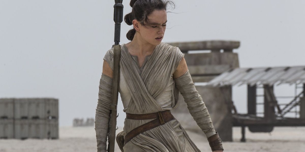 Rey walking around Niima Outpost in Star Wars: The Force Awakens