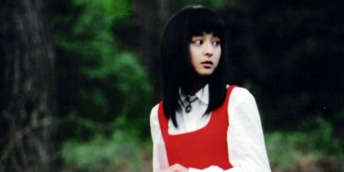 A character fails to realize she's in danger in South Korean horror movie The Doll Master from 2004