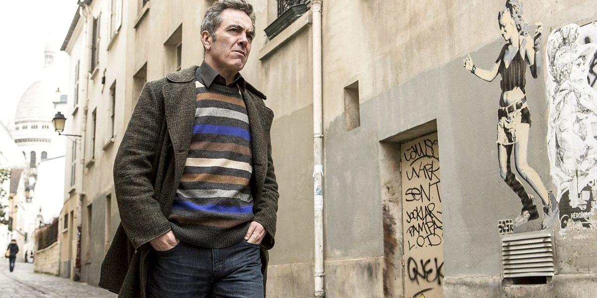 Homem passando por um mural na rua em The Missing