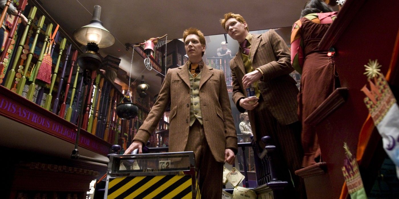 Fred e George em sua loja em Harry Potter.