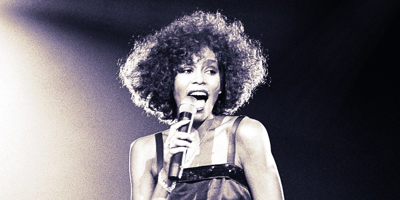 Whitney Houston se apresentando no palco