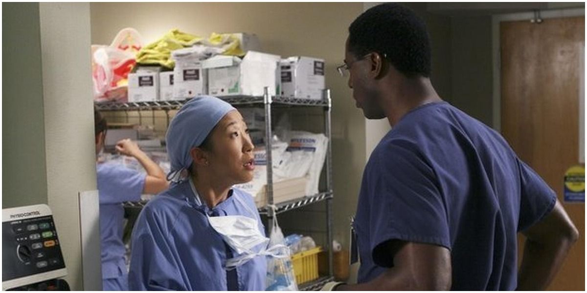 Cristina e outra médica discutindo sobre Grey's Anatomy
