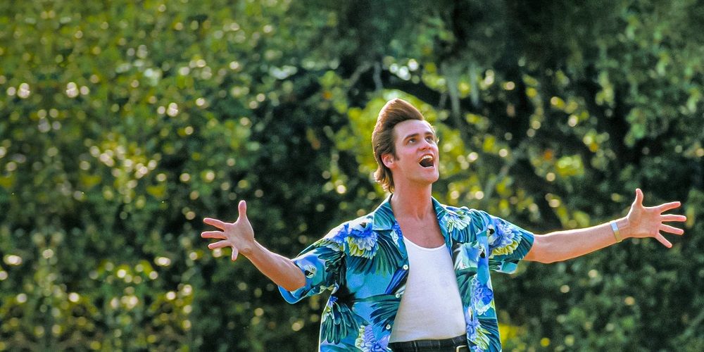 Ace Ventura (Jim Carrey) with his arms open in Ace Ventura Pet Detective
