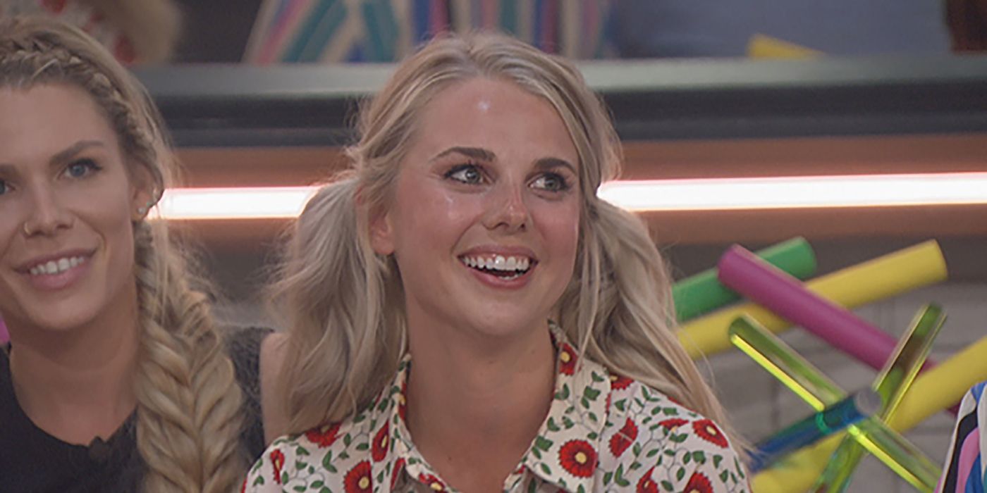 Nicole Franzel glimlacht en kijkt naar Big Brother.