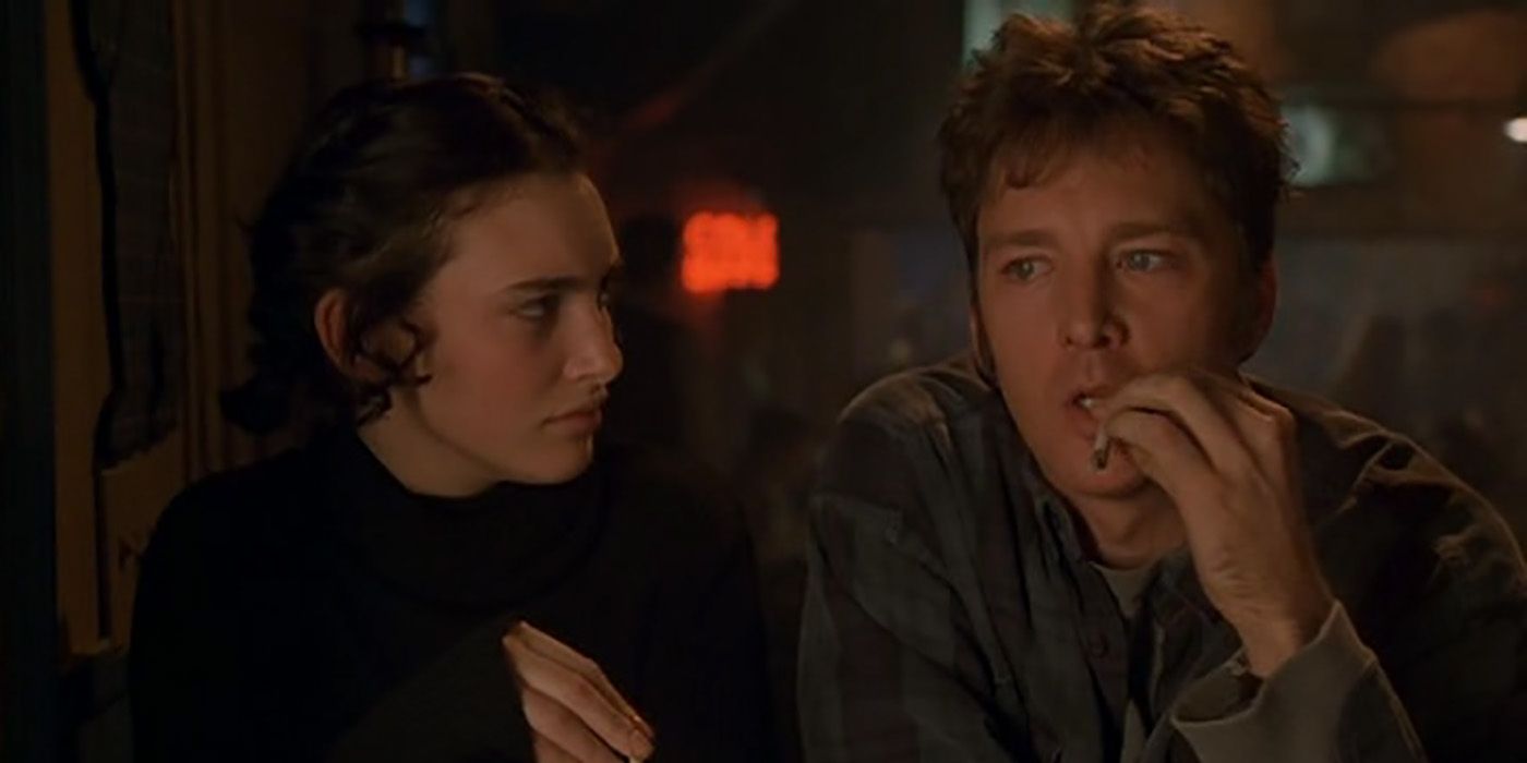 Cecil Sweeney (Andrew McCarthy) fuma enquanto Agnes-Marie "Mooney" Pottie (Liane Balaban) parece irritada com ele em New Waterford Girl