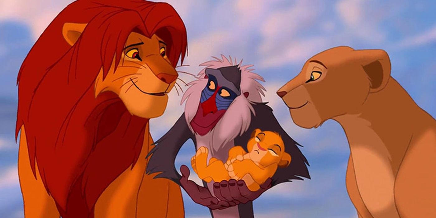 Simba e Nala olham para seu bebê nas mãos de Rafiki em O Rei Leão