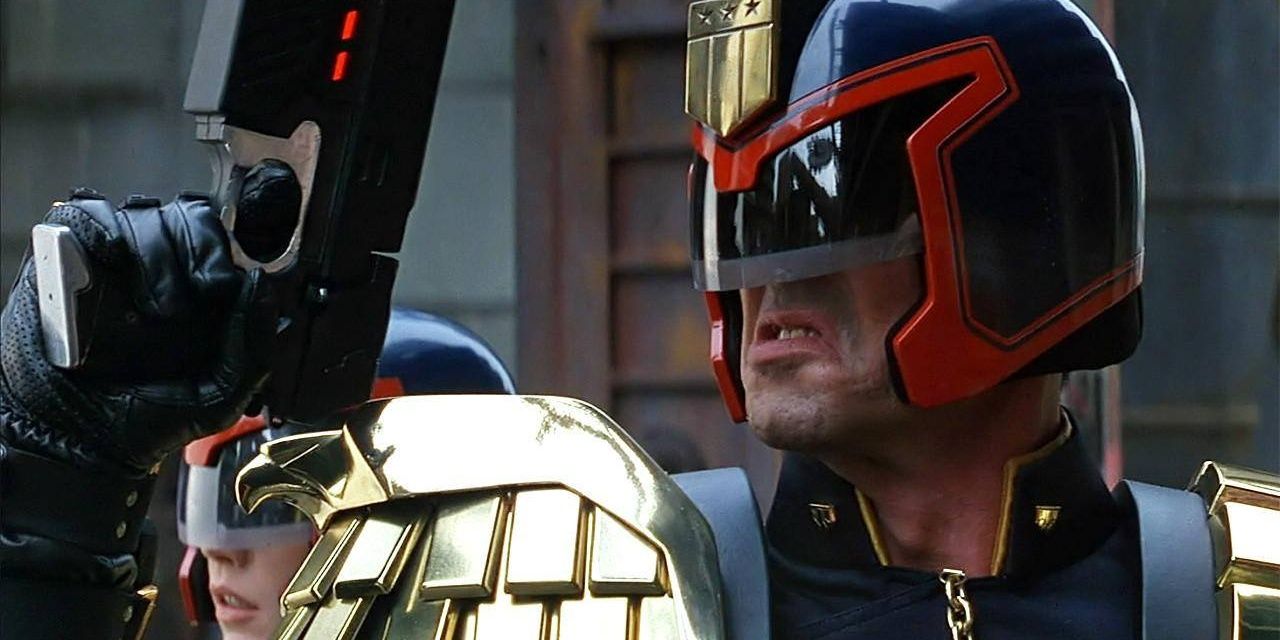 Judge Dredd holding up a weapon in Judge Dredd