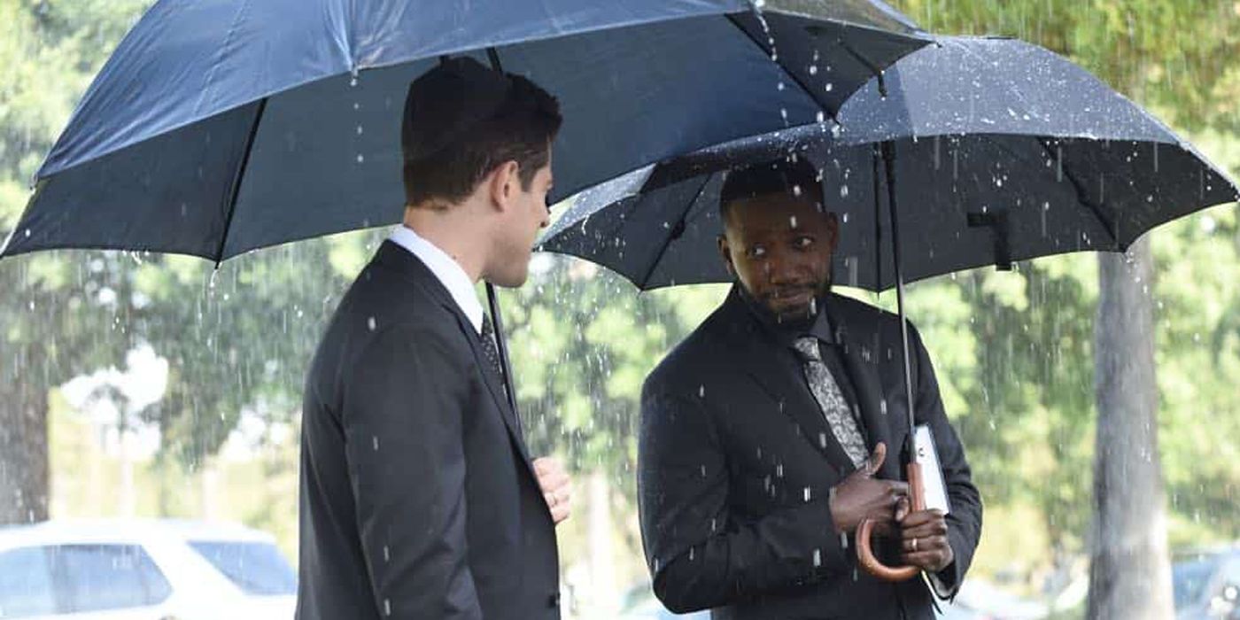 Schmidt and Winston holding umbrellas in New Girl