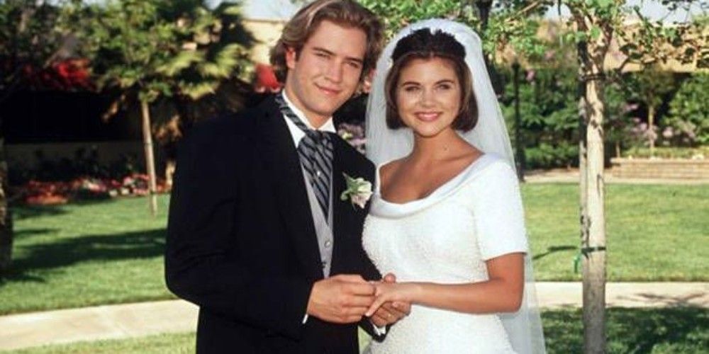 Zack and Kelly stand together on their wedding day in Saved By The Bell