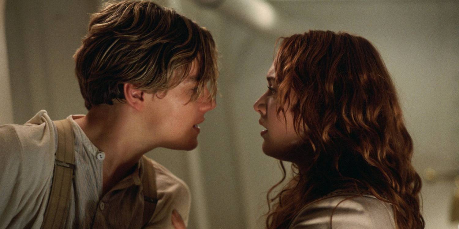 Jack e Rose se olham no corredor, Rose segura seu braço no Titanic