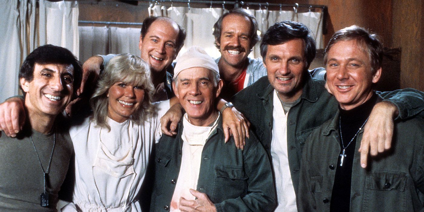 Os personagens de M*A*S*H dentro de um hospital de campanha