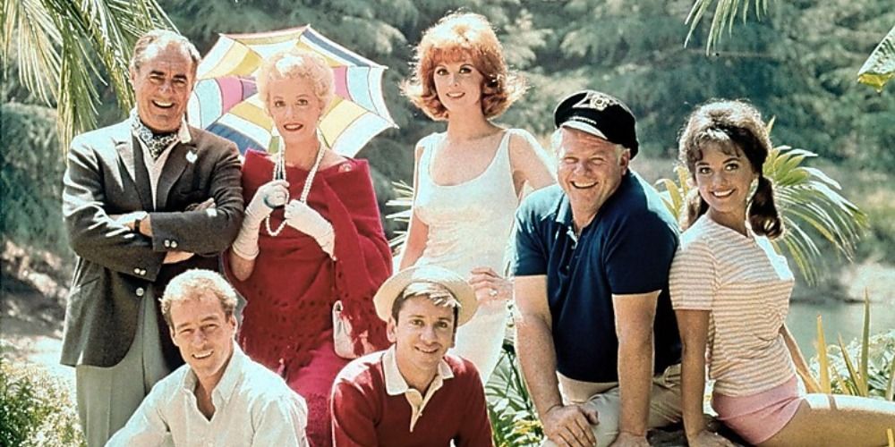 The cast of Gilligan's Island huddled-up together