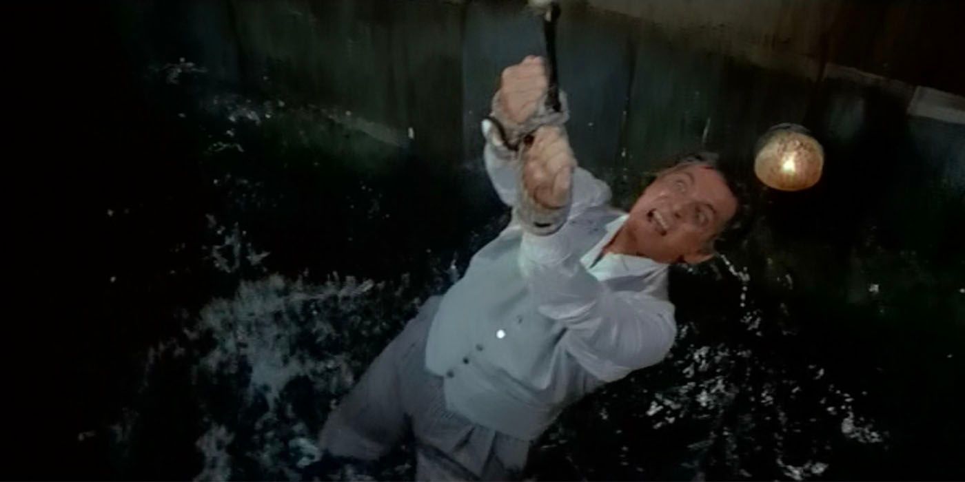 Félix se sumerge en un tanque de tiburones en Licencia para matar 