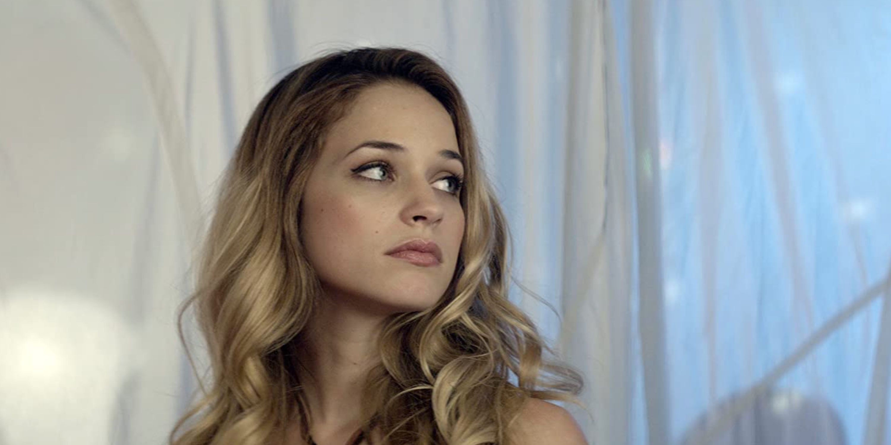 Alexis Knapp in Cavemen