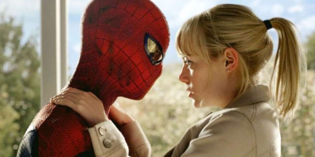 Spider-Man holds Gwen Stacey in The Amazing Spider-Man