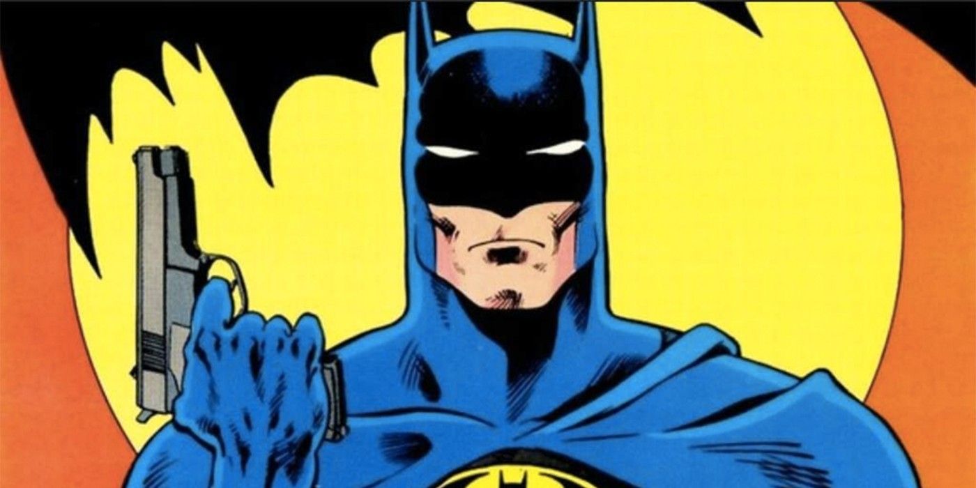 Versão ilustrada clássica da DC Comics do Batman, segurando uma arma, contra um fundo amarelo do Bat-sinal.